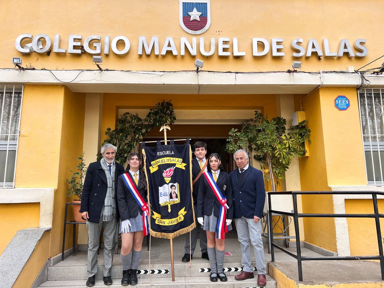 fachada y estandarte